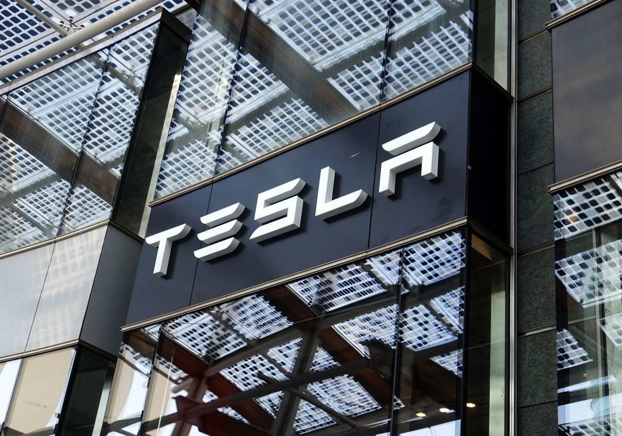 Сегодня на СПБ. Tesla закрывает офис в Калифорнии 