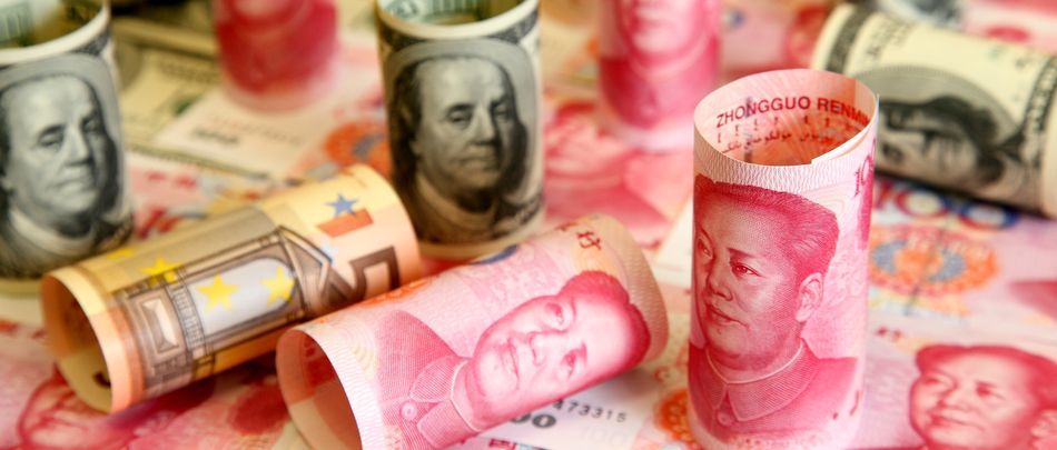 Доллар и евро возобновили снижение к рублю, а китайский юань вырос