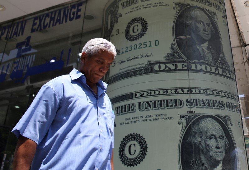 Доллар подрос и остается около 20-летнего максимума