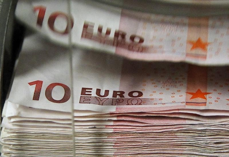 Доллар и евро растут на старте торгов 
