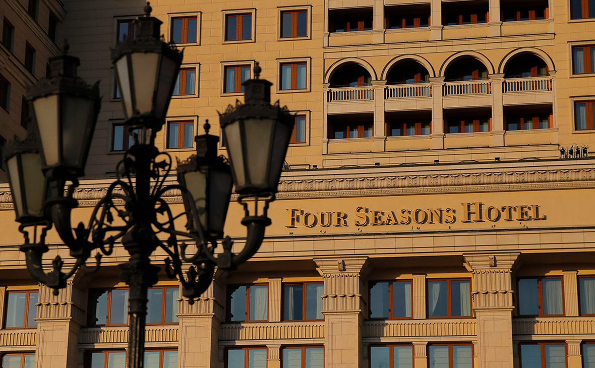 Four Seasons приостановил прямое управление отелями в России