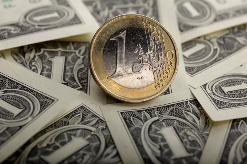 Паритет евро и доллара впервые за 20 лет: новости к утру 12 июля