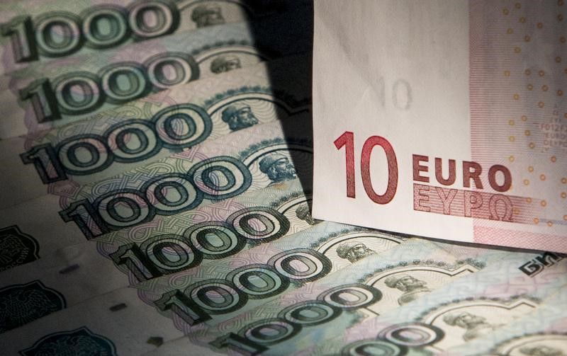 Курс евро на Мосбирже опустился ниже курса доллара