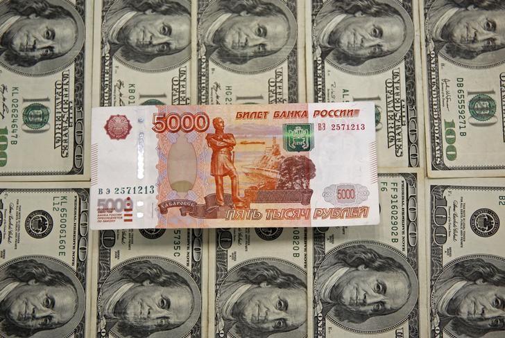 Рубль снова укрепляется к доллару и евро