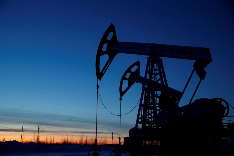 Цены на нефть слабо растут после снижения накануне
