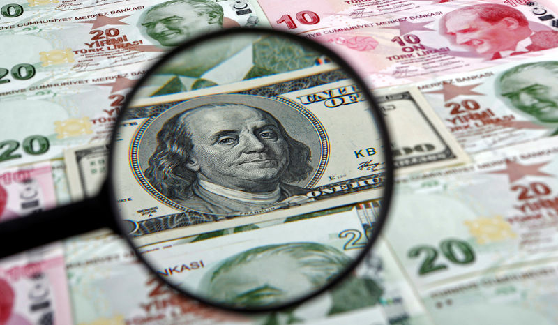 Курс турецкой лиры к доллару рухнул до нового исторического минимума