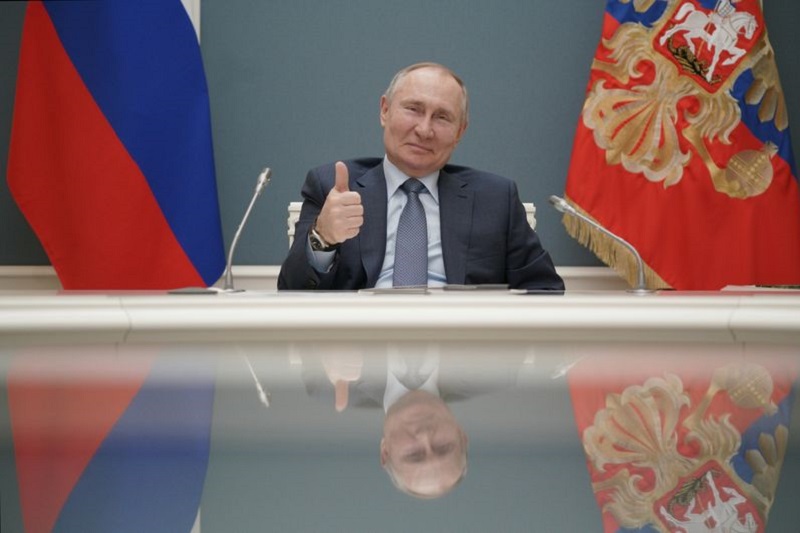 Путин назвал ударом в спину попытку расколоть общество Путин назвал ударом в спину попытку расколоть общество