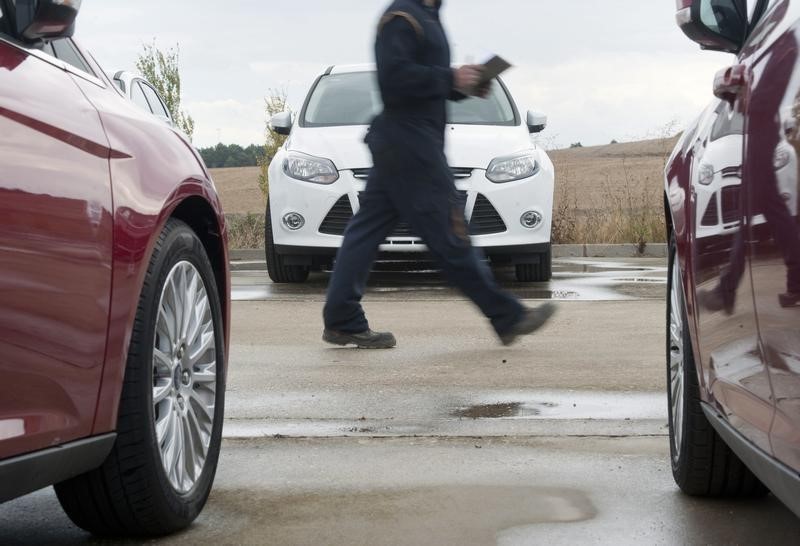 В России ограничат наценку на отечественные автомобили В России ограничат наценку на отечественные автомобили