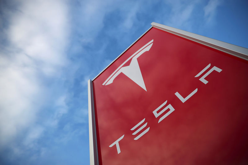��������� Tesla ����� ����� �� $200 ���� � �������� ����
