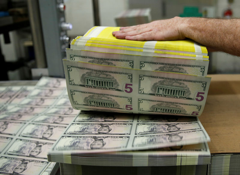 За первые пять минут торгов курс доллара США повысился до 74,1441 руб. За первые пять минут торгов курс доллара США повысился до 74,1441 руб.
