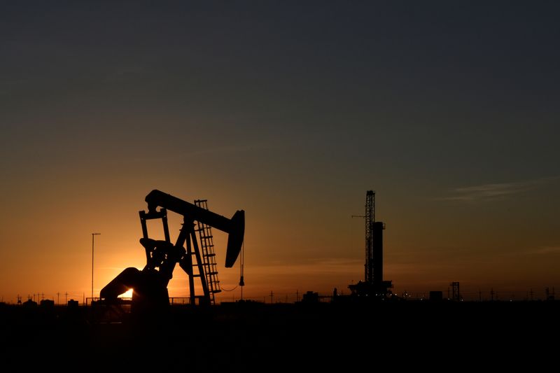 Цены на нефть в плюсе на фоне благоприятных перспектив, снижения запасов в США Цены на нефть в плюсе на фоне благоприятных перспектив, снижения запасов в США