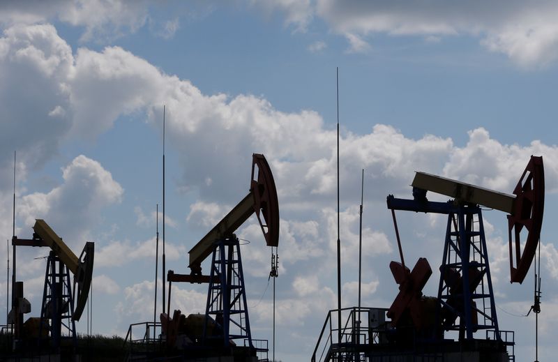 РФ увеличила добычу нефти и газоконденсата до 10,52 млн барр/сут за 1-6 апр -- источники РФ увеличила добычу нефти и газоконденсата до 10,52 млн барр/сут за 1-6 апр -- источники