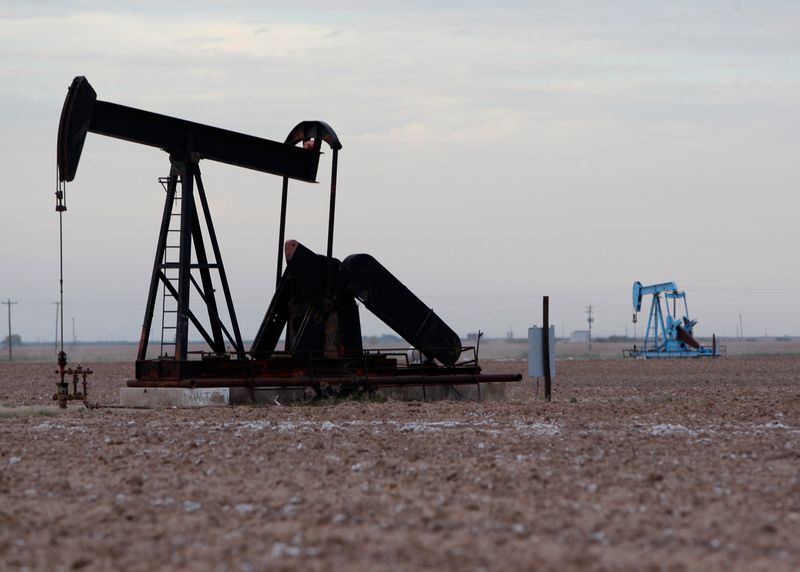 Цены на нефть снижаются, инвесторы следят за ростом предложения Цены на нефть снижаются, инвесторы следят за ростом предложения