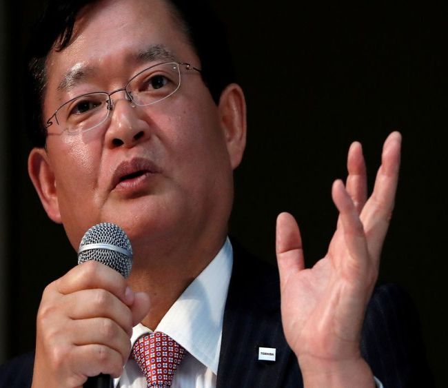Глава Toshiba подал в отставку, акции подскочили на фоне ожиданий борьбы за покупку компании Глава Toshiba подал в отставку, акции подскочили на фоне ожиданий борьбы за покупку компании