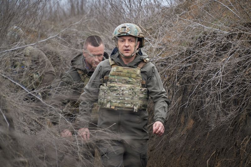 Зеленский предложил Путину встретиться на востоке Украины Зеленский предложил Путину встретиться на востоке Украины