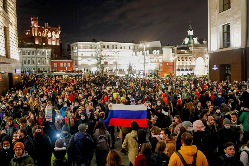 Российская полиция задержала сотни участников акций в поддержку Навального Российская полиция задержала сотни участников акций в поддержку Навального