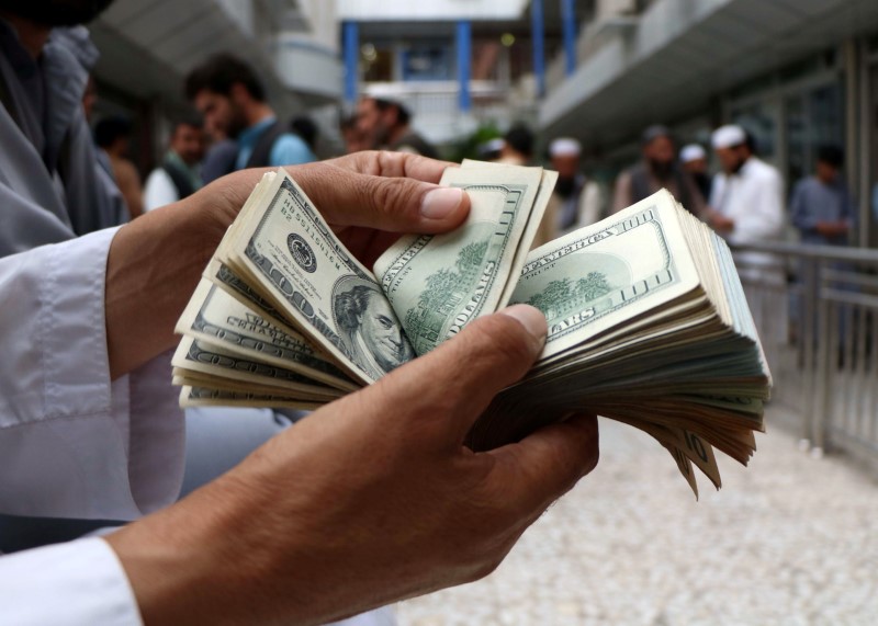 За первые пять минут торгов курс доллара США повысился до 74,727 руб. За первые пять минут торгов курс доллара США повысился до 74,727 руб.