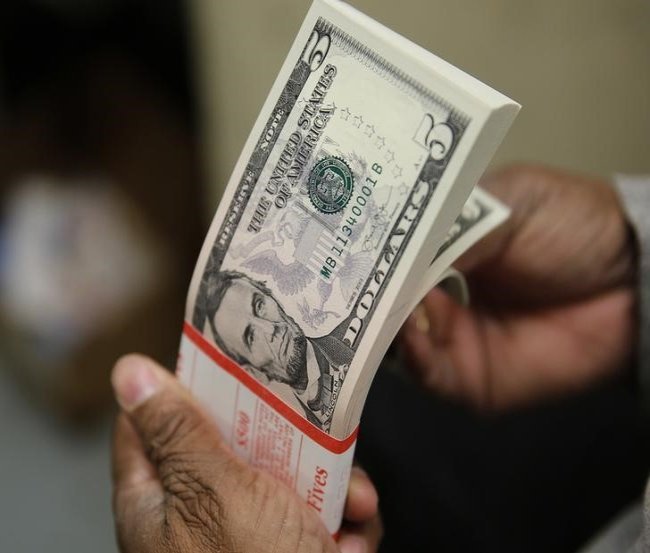 За первые пять минут торгов курс доллара США повысился до 75,0737 руб. За первые пять минут торгов курс доллара США повысился до 75,0737 руб.