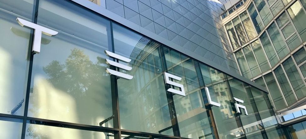 Почему акции Tesla выросли в пятницу, но упали в понедельник Почему акции Tesla выросли в пятницу, но упали в понедельник
