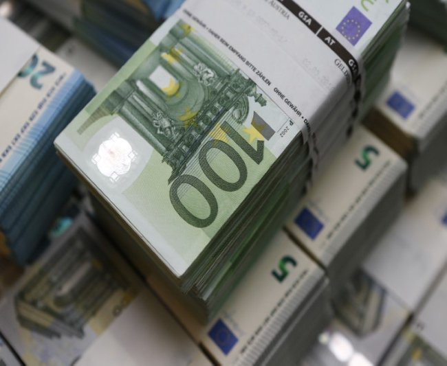 Доллар дешевеет в ходе торгов на Доллар дешевеет в ходе торгов на