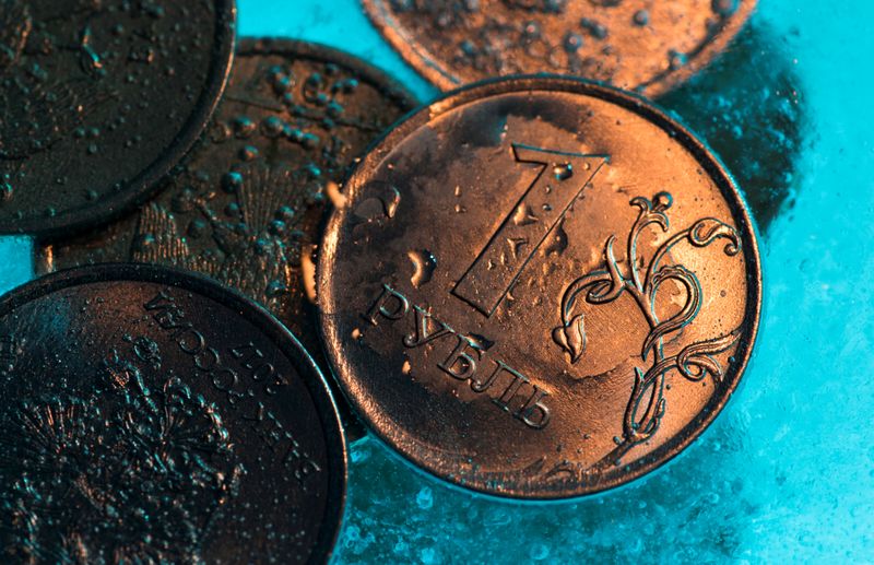 Рубль на последних торгах мая отступает с многонедельных максимумов Рубль на последних торгах мая отступает с многонедельных максимумов