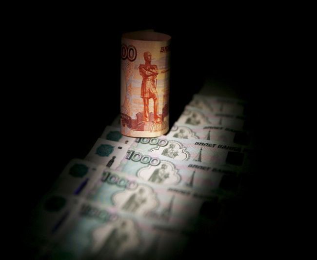Рубль в плюсе против слабеющего доллара, доходность ОФЗ притормозила рост после аукционов Рубль в плюсе против слабеющего доллара, доходность ОФЗ притормозила рост после аукционов