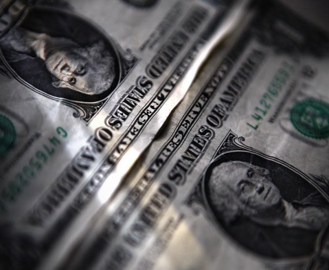 За первые пять минут торгов курс доллара США понизился до 72,2413 руб. За первые пять минут торгов курс доллара США понизился до 72,2413 руб.