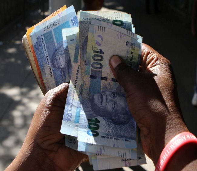 EMERGING MARKETS-Ранд падает более чем на 1% из-за гражданских беспорядков, опасений по поводу вируса EMERGING MARKETS-Ранд падает более чем на 1% из-за гражданских беспорядков, опасений по поводу вируса