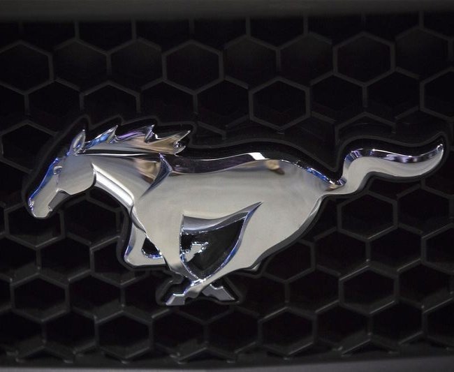 Ford подарит владельцам электрокаров Mustang парфюм с запахом бензина Ford подарит владельцам электрокаров Mustang парфюм с запахом бензина