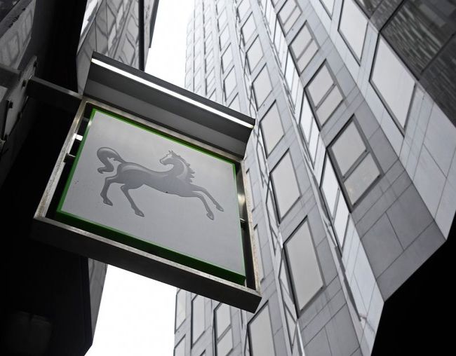 Lloyds возобновил дивиденды после возврата к прибыли Lloyds возобновил дивиденды после возврата к прибыли