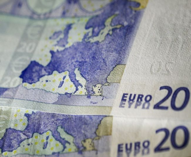 Доллар укрепляется к евро и иене Доллар укрепляется к евро и иене