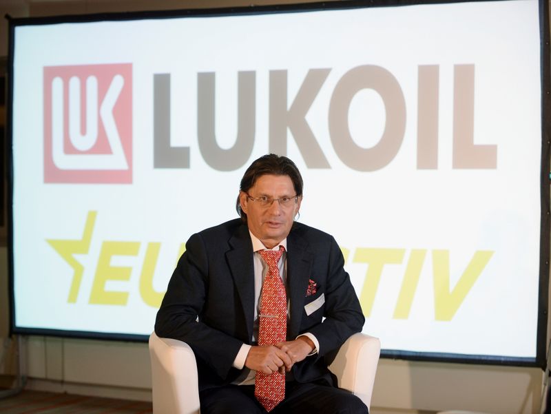 Лукойл увеличил прибыль акционеров во 2 кв на 21% кв/кв благодаря росту цен и добычи
