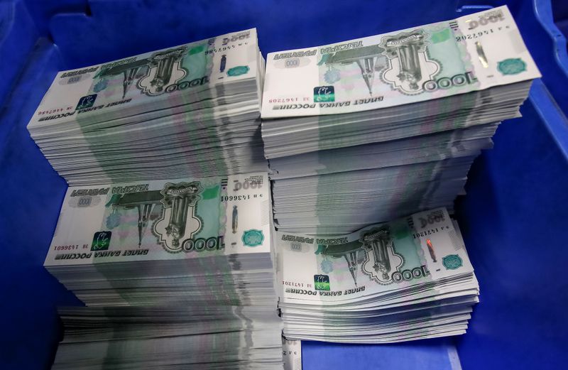 Рубль немного растет к доллару, у ОФЗ скромные изменения перед аукционами Рубль немного растет к доллару, у ОФЗ скромные изменения перед аукционами
