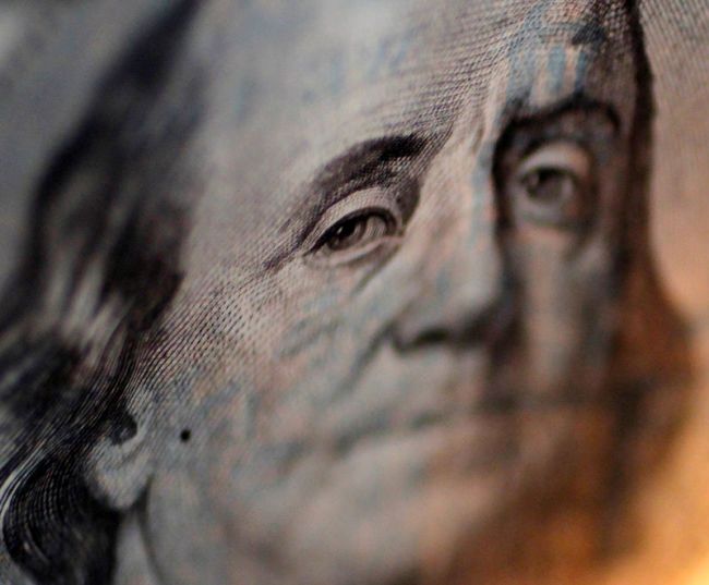 За первые пять минут торгов курс доллара США понизился до 72,7501 руб. За первые пять минут торгов курс доллара США понизился до 72,7501 руб.