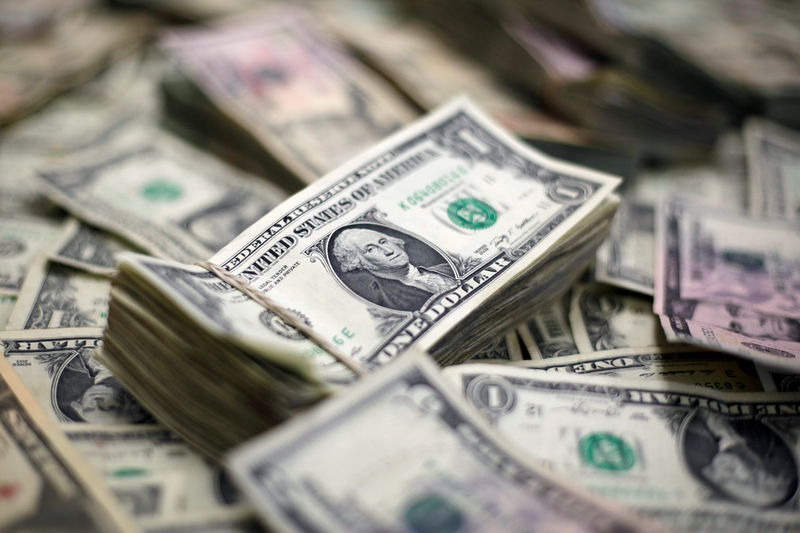 Доллар сохраняет силу на фоне роста доходности бондов