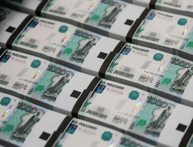 Рубль немного дешевеет к доллару, но обновляет максимум 14 месяцев к евро Рубль немного дешевеет к доллару, но обновляет максимум 14 месяцев к евро