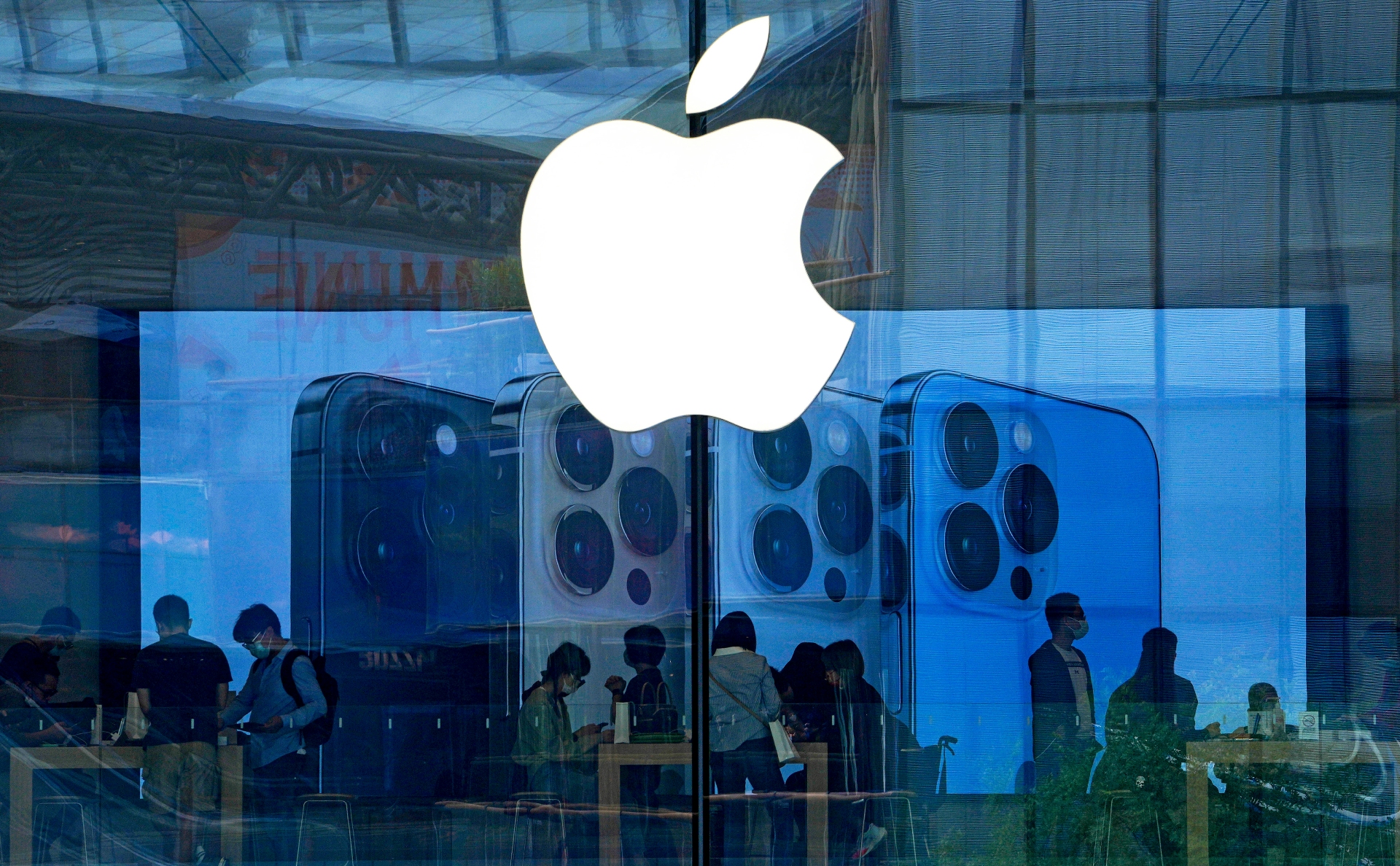 Bloomberg    Apple   iPhone 13