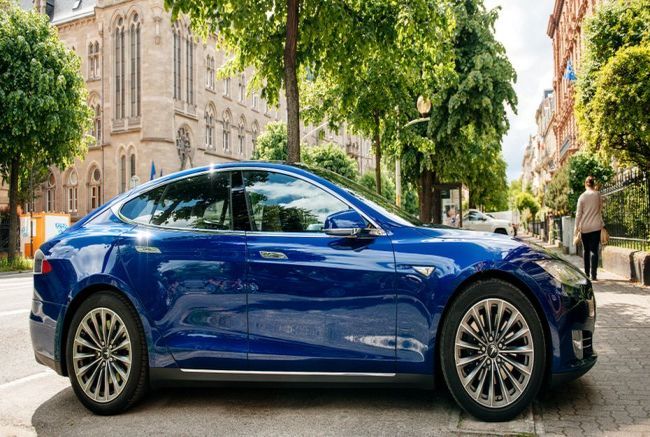 Tesla ускорила рост на новости о крупнейшем в истории заказе электромобилей