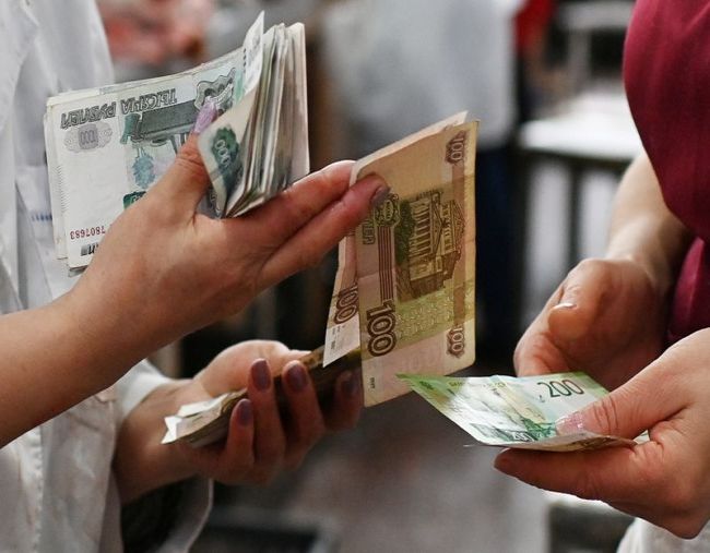 Рубль утром слабеет к подрастающему на форексе евро, в фокусе - инфляция Рубль утром слабеет к подрастающему на форексе евро, в фокусе - инфляция