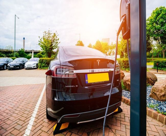 Сегодня на СПБ. Котировки Tesla продолжают скатываться с вершины Сегодня на СПБ. Котировки Tesla продолжают скатываться с вершины