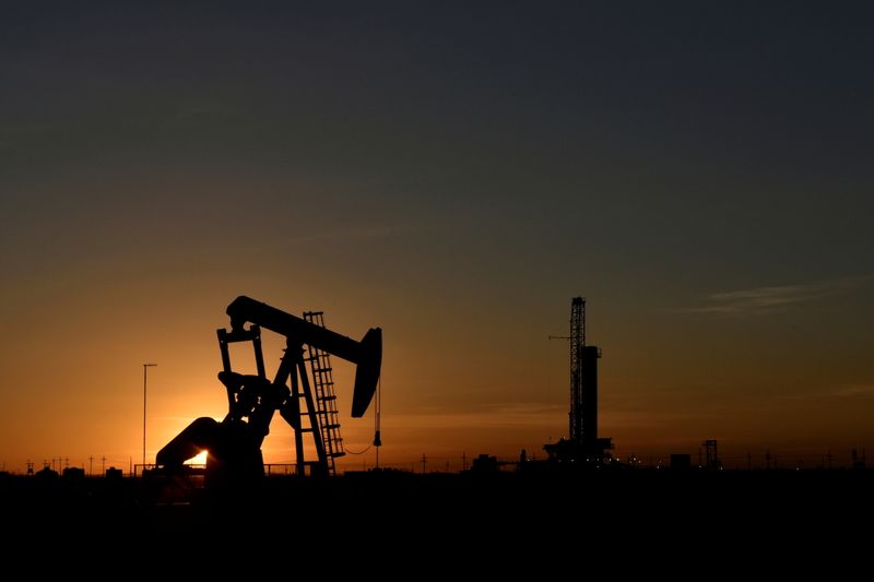 Нефть дорожает на фоне неожиданного снижения запасов