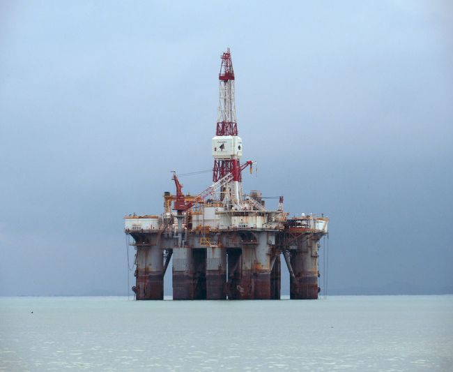 Цены на нефть снижаются в ожидании решения США использовать нефть из стратегического запаса Цены на нефть снижаются в ожидании решения США использовать нефть из стратегического запаса