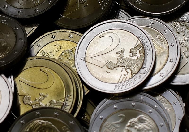 Доллар дешевеет к евро и иене 