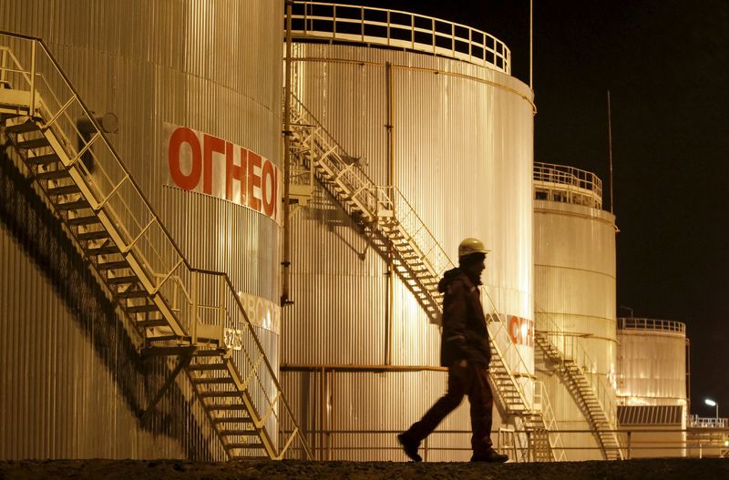 Саудовская Аравия в январе поднимет цены на нефть для Азии и США 