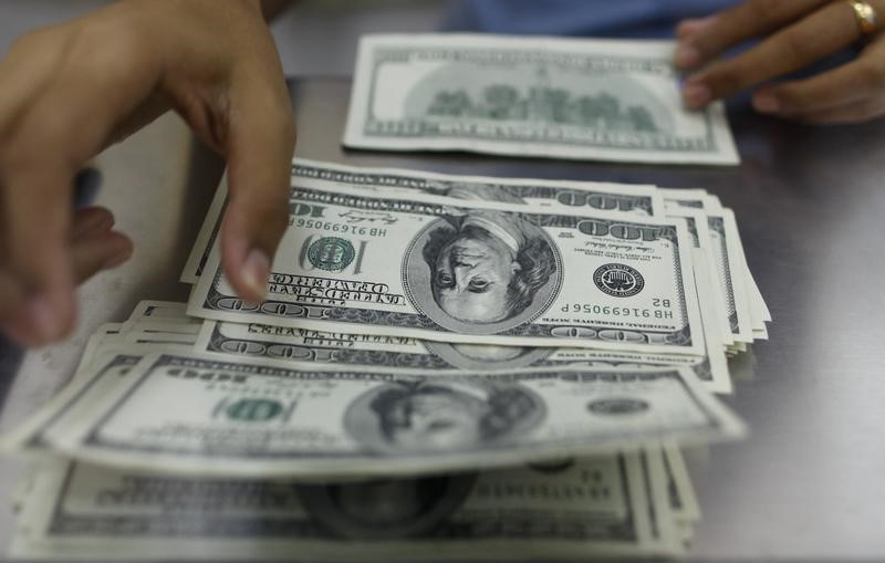 ЦБ РФ установил курс доллара США с 17 декабря в размере 73,5708 руб.