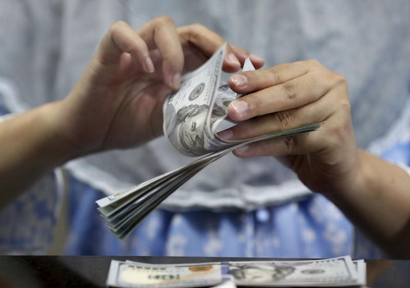 Средний курс продажи наличного доллара США в банках Москвы достиг минимального значения за неделю и составляет 74,3153 руб. Средний курс продажи наличного доллара США в банках Москвы достиг минимального значения за неделю и составляет 74,3153 руб.
