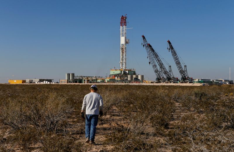 Нефть дорожает благодаря скачку спроса на топливо в США и комментариям ФРС Нефть дорожает благодаря скачку спроса на топливо в США и комментариям ФРС