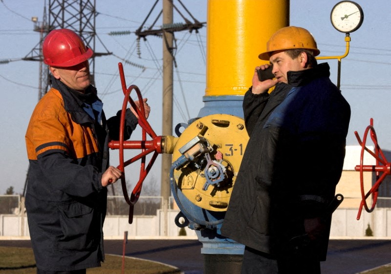 Поставки газа из РФ через Польшу по газопроводу Ямал-Европа в пятницу утром снизились
