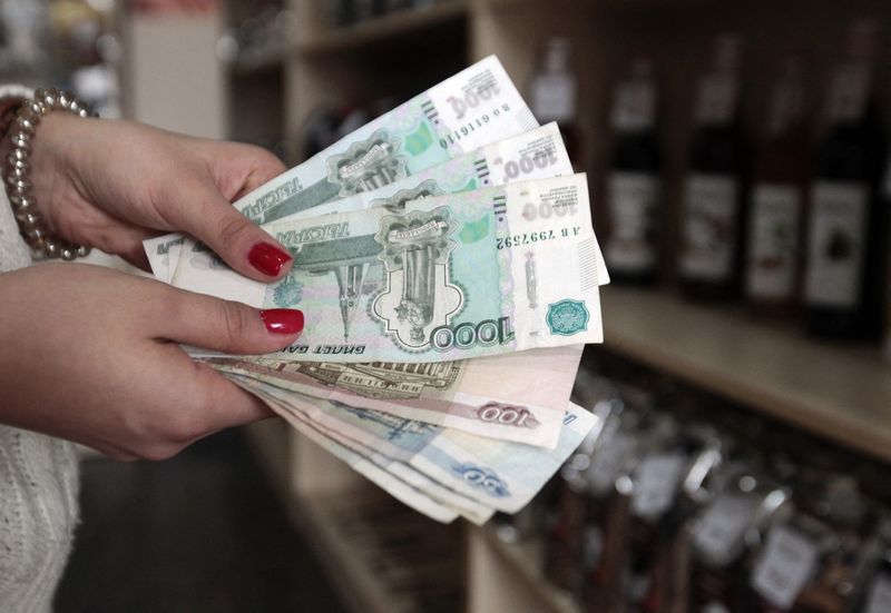 Рубль в плюсе, доходность госбумаг снижается, но длинные ОФЗ ждут аукционы