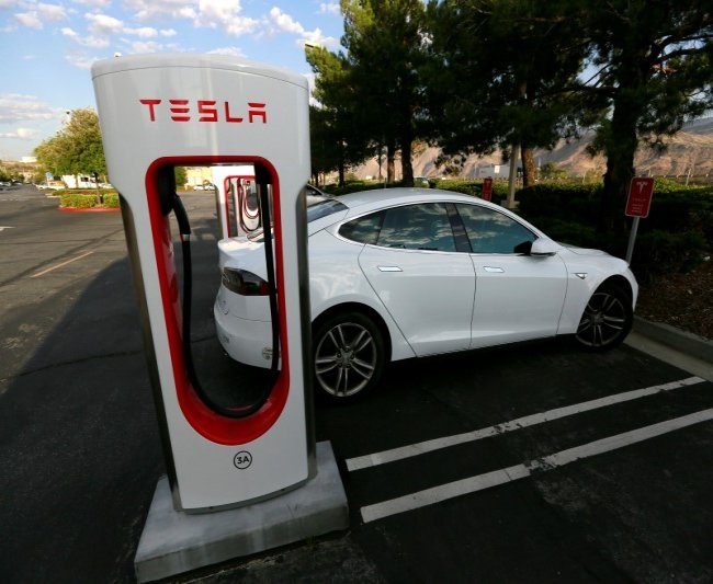 Маск продал очередную порцию акций Tesla Маск продал очередную порцию акций Tesla